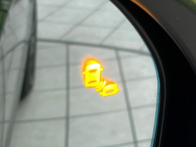 【ブラインドスポットインフォメーション】走行中、ドアミラーの死角になりやすい箇所に後続車が接近するとサイドミラー付近に警告を表示、ドライバーに注意喚起をしてくれます。