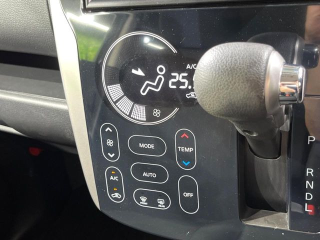 【オートエアコン】一度お好みの温度に設定すれば、車内の温度を検知し風量や温度を自動で調整。暑い&hellip;寒い&hellip;と何度もスイッチ操作をする必要はありません。快適な車内空間には必須の機能ですね♪