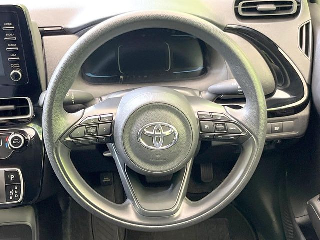 �C���e���A�ɍ��킹���f�U�C���̃X�e�A�����O�́A�^�]�������̂��Ƃ��l���A�^�]���₷���`��A�傫���ł��B�����x�A���ۂɐG���Ă��m���߂��������B