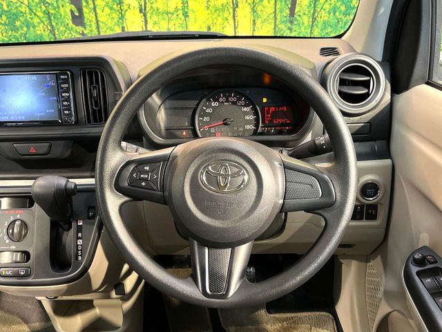 �C���e���A�ɍ��킹���f�U�C���̃X�e�A�����O�́A�^�]�������̂��Ƃ��l���A�^�]���₷���`��A�傫���ł��B�����x�A���ۂɐG���Ă��m���߂��������B