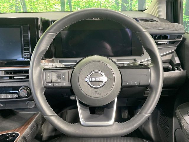 インテリアに合わせたデザインのステアリングは、運転される方のことも考え、運転しやすい形状、大きさです。是非一度、実際に触ってお確かめください。