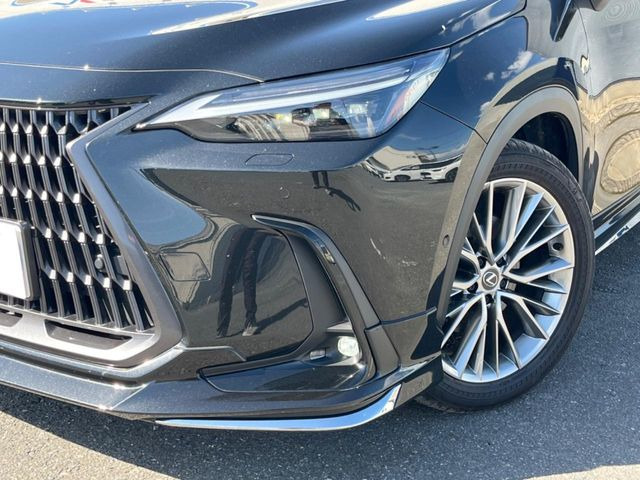 【三眼LEDヘッドライト】スタイリッシュな見た目の三眼LEDヘッドライトを装備♪スタイルだけでなく、夜間の走行も視界良好で安心してお乗りいただけます。