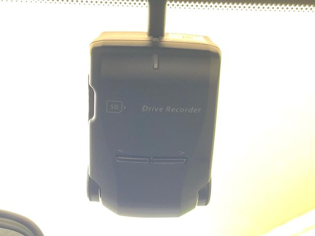 【ドライブレコーダー】ドライブレコーダー装備!走行中はもちろん、あおり運転や事故に遭遇した際、映像で記録し、万一のリスクに備えます。※記録用SDカードはお客様ご自身でご準備いただく必要があります。