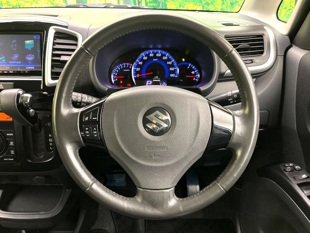 �C���e���A�ɍ��킹���f�U�C���̃X�e�A�����O�́A�^�]�������̂��Ƃ��l���A�^�]���₷���`��A�傫���ł��B�����x�A���ۂɐG���Ă��m���߂��������B