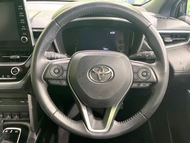 �C���e���A�ɍ��킹���f�U�C���̃X�e�A�����O�́A�^�]�������̂��Ƃ��l���A�^�]���₷���`��A�傫���ł��B�����x�A���ۂɐG���Ă��m���߂��������B