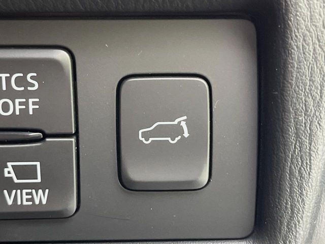 【パワーバックドア】スマートキーや運転席のボタンを押すだけでリアゲートが自動で開閉します!荷物を持っている時や、高い位置にあるバックドアを閉める際に便利な機能です♪