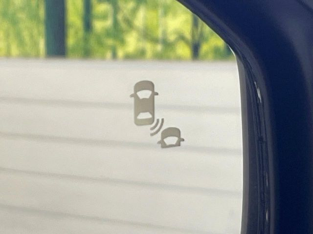 【ブラインドスポットインフォメーション】走行中、ドアミラーの死角になりやすい箇所に後続車が接近するとサイドミラー付近に警告を表示、ドライバーに注意喚起をしてくれます。