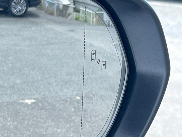 【ブラインドスポットモニター】走行中、ドアミラーの死角になりやすい箇所に後続車が接近するとサイドミラーのレンズに警告を表示!ドライバーに注意喚起をしてくれます。