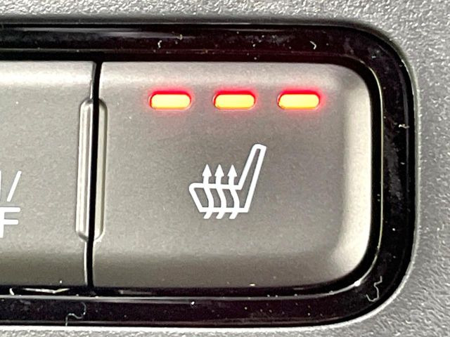 【シートヒーター】寒い日に重宝するシートヒーター!エアコンより早く温まってくれるので寒がりの人も安心ですね♪エアコンの温風は乾燥するから苦手、という方にもをおすすめです。