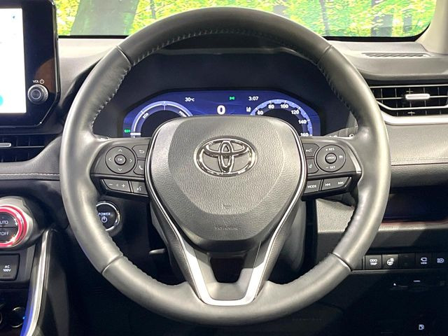 インテリアに合わせたデザインのステアリングは、運転される方のことも考え、運転しやすい形状、大きさです。是非一度、実際に触ってお確かめください。