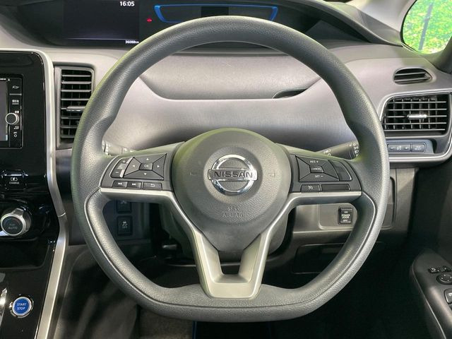 �C���e���A�ɍ��킹���f�U�C���̃X�e�A�����O�́A�^�]�������̂��Ƃ��l���A�^�]���₷���`��A�傫���ł��B�����x�A���ۂɐG���Ă��m���߂��������B