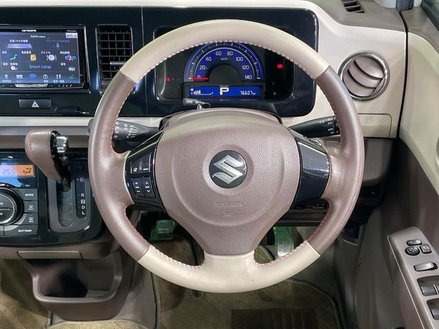 �C���e���A�ɍ��킹���f�U�C���̃X�e�A�����O�́A�^�]�������̂��Ƃ��l���A�^�]���₷���`��A�傫���ł��B�����x�A���ۂɐG���Ă��m���߂��������B