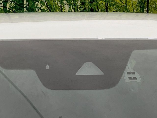 【スマートシティブレーキサポート】低速走行中に前方の車両等を認識し、衝突しそうな時は警報とブレーキで衝突回避と被害軽減をアシスト。より安全にドライブをお楽しみいただけます。