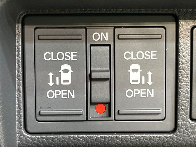 【両側パワースライドドア】スマートキーや運転席のスイッチで後席両側スライドドアの開閉が可能♪電動だから力を入れてドアを開ける必要が無く、小さなお子様でも簡単に開け閉めでき快適です♪