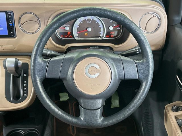 �C���e���A�ɍ��킹���f�U�C���̃X�e�A�����O�́A�^�]�������̂��Ƃ��l���A�^�]���₷���`��A�傫���ł��B�����x�A���ۂɐG���Ă��m���߂��������B