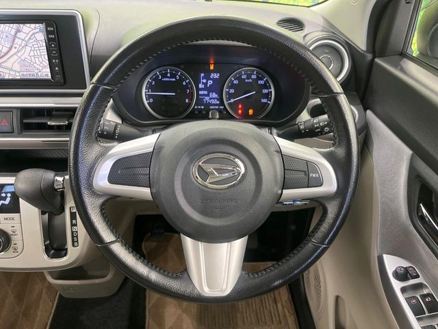 �C���e���A�ɍ��킹���f�U�C���̃X�e�A�����O�́A�^�]�������̂��Ƃ��l���A�^�]���₷���`��A�傫���ł��B�����x�A���ۂɐG���Ă��m���߂��������B