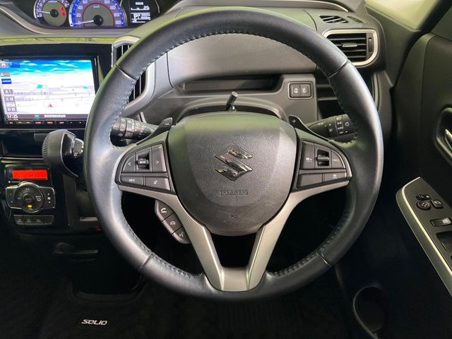 �C���e���A�ɍ��킹���f�U�C���̃X�e�A�����O�́A�^�]�������̂��Ƃ��l���A�^�]���₷���`��A�傫���ł��B�����x�A���ۂɐG���Ă��m���߂��������B