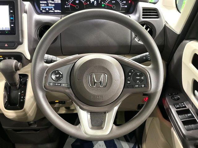 �C���e���A�ɍ��킹���f�U�C���̃X�e�A�����O�́A�^�]�������̂��Ƃ��l���A�^�]���₷���`��A�傫���ł��B�����x�A���ۂɐG���Ă��m���߂��������B