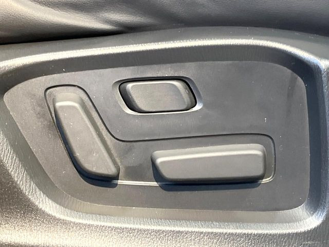 【メモリー機能付きパワーシート】ドライバーごとに設定したシート位置を記憶して、ボタン一つで切り替えできる便利な機能!運転する方が複数名いらっしゃるご家庭におすすめです♪
