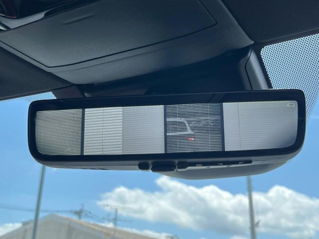 【デジタルインナーミラー】後席の大きな荷物や同乗者で後方が確認しづらい時でも安心!カメラが撮影した車両後方の映像をルームミラー内に表示。クリアな視界で状況の確認が可能です!