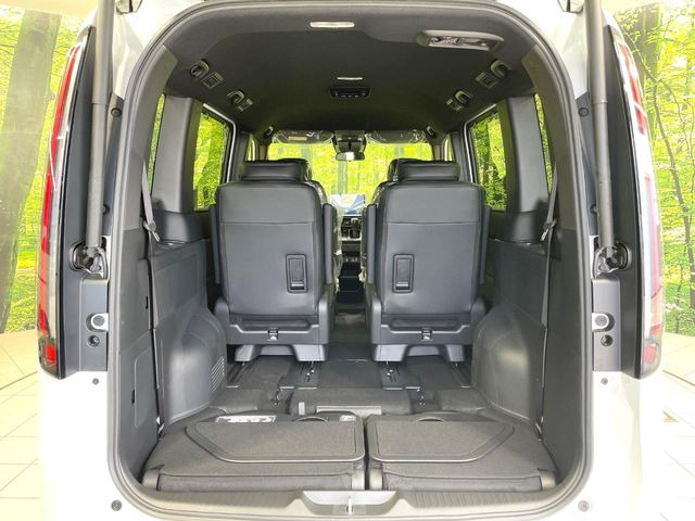 後席を格納すると、これだけの広さが!シーンに合わせたシートアレンジで、大きな荷物も積むことが出来ます♪
