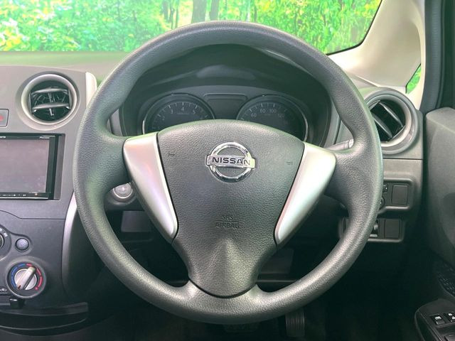 インテリアに合わせたデザインのステアリングは、運転される方のことも考え、運転しやすい形状、大きさです。是非一度、実際に触ってお確かめください。