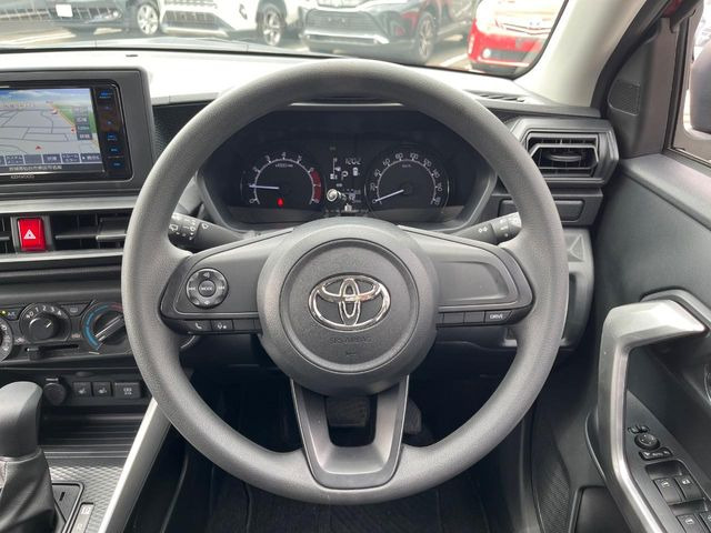 �C���e���A�ɍ��킹���f�U�C���̃X�e�A�����O�́A�^�]�������̂��Ƃ��l���A�^�]���₷���`��A�傫���ł��B�����x�A���ۂɐG���Ă��m���߂��������B