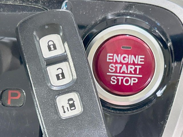 �yHonda�X�}�[�g�L�[�z�J�o����|�P�b�g�ɓ��ꂽ�܂܂ł��h�A�̎{���E�������\�ȃX�}�[�g�L�[�𑕔��B�G���W���̃I���E�I�t�����J�M�����o���K�v����������Ƃ��Ă��֗��ł���