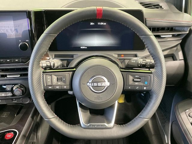 �C���e���A�ɍ��킹���f�U�C���̃X�e�A�����O�́A�^�]�������̂��Ƃ��l���A�^�]���₷���`��A�傫���ł��B�����x�A���ۂɐG���Ă��m���߂��������B
