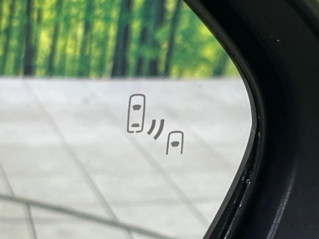 【ブラインドスポットモニター】走行中、ドアミラーの死角になりやすい箇所に後続車が接近するとサイドミラーのレンズに警告を表示!ドライバーに注意喚起をしてくれます。