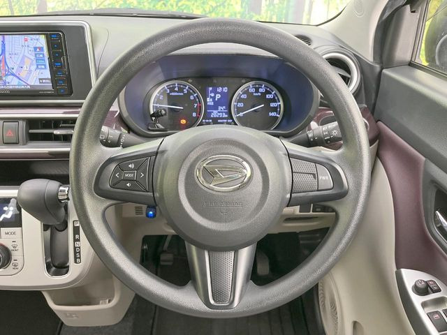 �C���e���A�ɍ��킹���f�U�C���̃X�e�A�����O�́A�^�]�������̂��Ƃ��l���A�^�]���₷���`��A�傫���ł��B�����x�A���ۂɐG���Ă��m���߂��������B