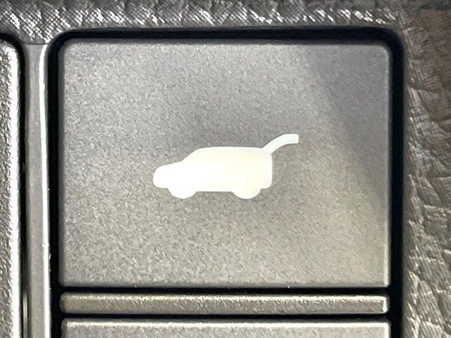 【パワーバックドア】スマートキーや運転席のボタンを押すだけでリアゲートが自動で開閉します!荷物を持っている時や、高い位置にあるバックドアを閉める際に便利な機能です♪