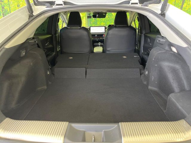 普段のお買い物や通勤、送迎等に十分な荷室スペースを確保しております。セカンドシートを倒すと、大きな荷物の積載も可能です♪