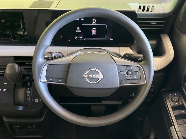 �C���e���A�ɍ��킹���f�U�C���̃X�e�A�����O�́A�^�]�������̂��Ƃ��l���A�^�]���₷���`��A�傫���ł��B�����x�A���ۂɐG���Ă��m���߂��������B
