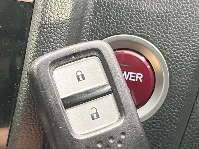 �yHonda�X�}�[�g�L�[�z�J�o����|�P�b�g�ɓ��ꂽ�܂܂ł��h�A�̎{���E�������\�ȃX�}�[�g�L�[�𑕔��B�G���W���̃I���E�I�t�����J�M�����o���K�v����������Ƃ��Ă��֗��ł���