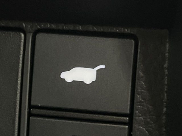 【パワーバックドア】スマートキーや運転席のボタンを押すだけでリアゲートが自動で開閉します!荷物を持っている時や、高い位置にあるバックドアを閉める際に便利な機能です♪
