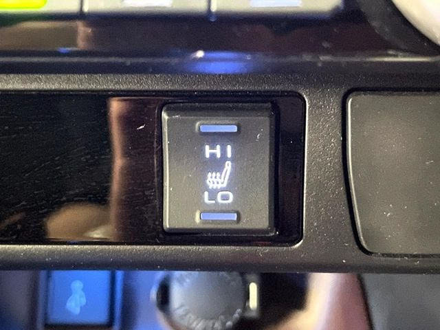【シートヒーター】寒い日に重宝するシートヒーター!エアコンより早く温まってくれるので寒がりの人も安心ですね♪エアコンの温風は乾燥するから苦手、という方にもをおすすめです。