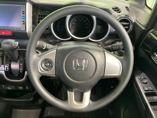 �C���e���A�ɍ��킹���f�U�C���̃X�e�A�����O�́A�^�]�������̂��Ƃ��l���A�^�]���₷���`��A�傫���ł��B�����x�A���ۂɐG���Ă��m���߂��������B