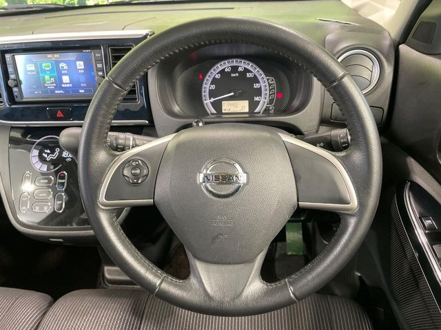 �C���e���A�ɍ��킹���f�U�C���̃X�e�A�����O�́A�^�]�������̂��Ƃ��l���A�^�]���₷���`��A�傫���ł��B�����x�A���ۂɐG���Ă��m���߂��������B