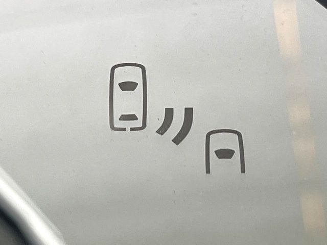 【ブラインドスポットモニター】走行中、ドアミラーの死角になりやすい箇所に後続車が接近するとサイドミラーのレンズに警告を表示!ドライバーに注意喚起をしてくれます。