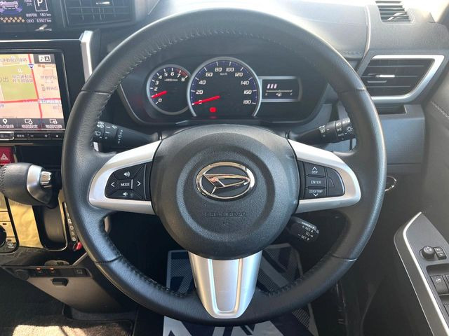 �C���e���A�ɍ��킹���f�U�C���̃X�e�A�����O�́A�^�]�������̂��Ƃ��l���A�^�]���₷���`��A�傫���ł��B�����x�A���ۂɐG���Ă��m���߂��������B