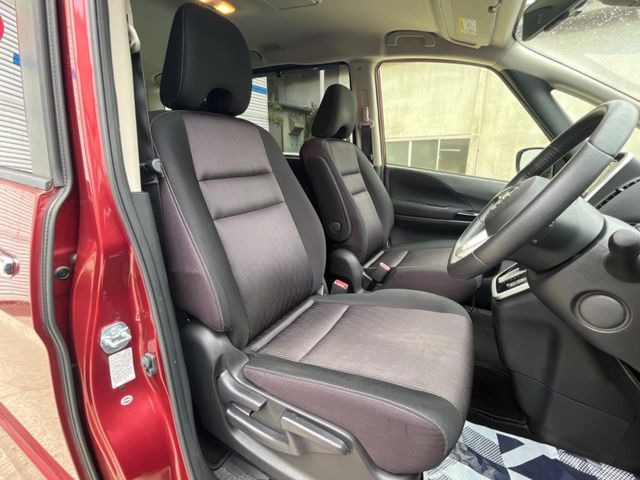 運転席まわりには十分なスペースがあり、大柄な方でもゆったり運転していただける環境です。