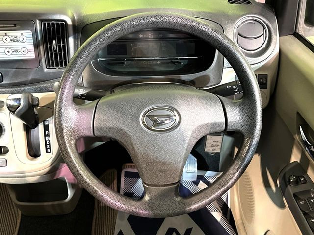 �C���e���A�ɍ��킹���f�U�C���̃X�e�A�����O�́A�^�]�������̂��Ƃ��l���A�^�]���₷���`��A�傫���ł��B�����x�A���ۂɐG���Ă��m���߂��������B