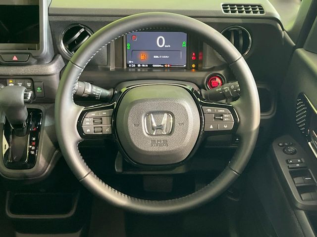 �C���e���A�ɍ��킹���f�U�C���̃X�e�A�����O�́A�^�]�������̂��Ƃ��l���A�^�]���₷���`��A�傫���ł��B�����x�A���ۂɐG���Ă��m���߂��������B