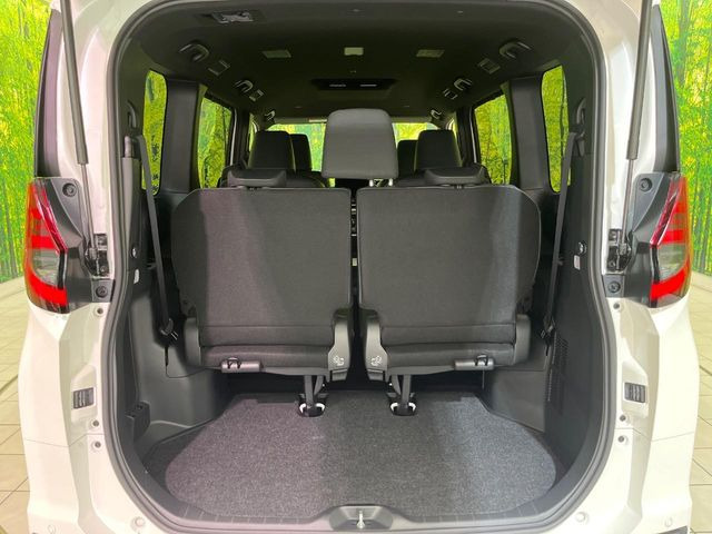 積み下ろしのしやすいデッキにはたっぷりと荷物を積み込んでいただけます。遊びから仕事まで、様々なシーンで頼れます♪
