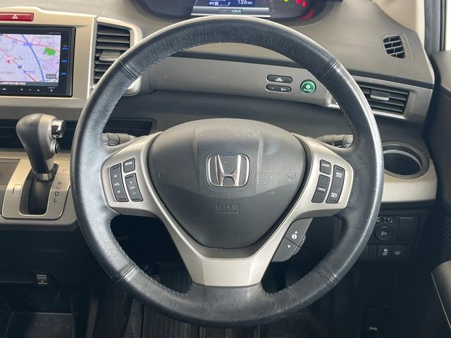 �C���e���A�ɍ��킹���f�U�C���̃X�e�A�����O�́A�^�]�������̂��Ƃ��l���A�^�]���₷���`��A�傫���ł��B�����x�A���ۂɐG���Ă��m���߂��������B