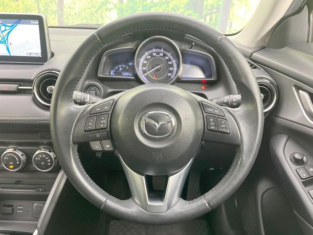 �C���e���A�ɍ��킹���f�U�C���̃X�e�A�����O�́A�^�]�������̂��Ƃ��l���A�^�]���₷���`��A�傫���ł��B�����x�A���ۂɐG���Ă��m���߂��������B