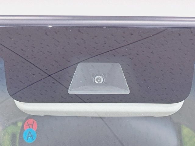 【ホンダセンシング】走行中に前方の車両等を認識し、衝突しそうな時は警報とブレーキで衝突回避と被害軽減をアシスト。より安全にドライブをお楽しみいただけます。