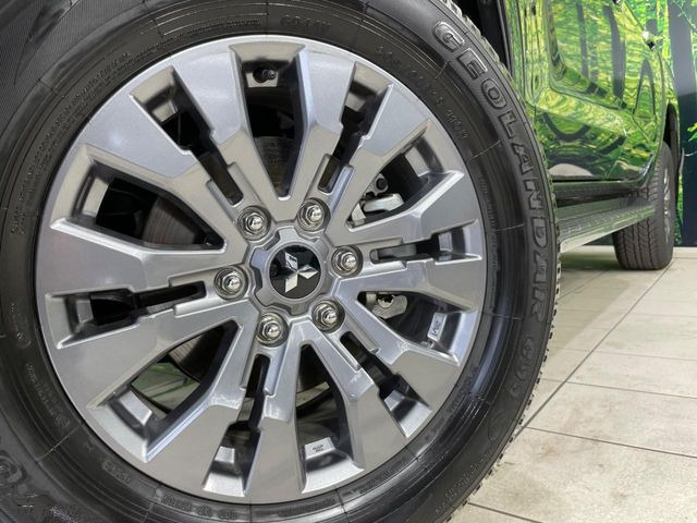 �y����18�C���`�A���~�z�C�[���z�O�ςɃ}�b�`���������A���~�z�C�[���𑕒����Ă���܂��B�e��ЊO�A���~�z�C�[����A�X�^�b�h���X�^�C�����戵�����Ă���܂��B���񂲑��k����������
