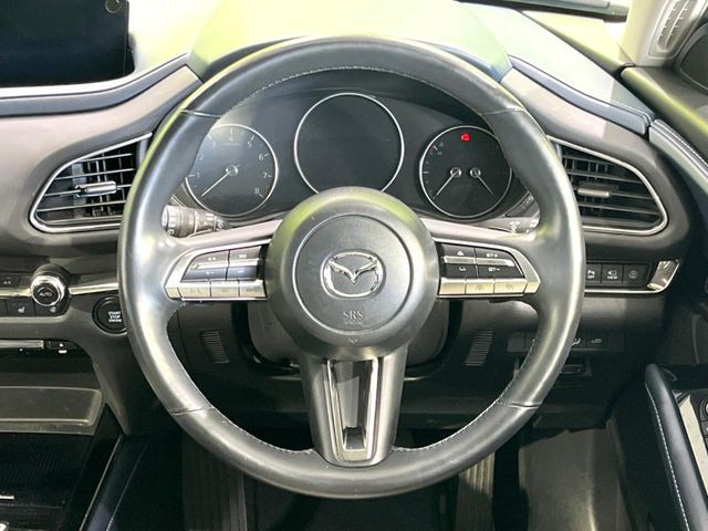 �C���e���A�ɍ��킹���f�U�C���̃X�e�A�����O�́A�^�]�������̂��Ƃ��l���A�^�]���₷���`��A�傫���ł��B�����x�A���ۂɐG���Ă��m���߂��������B